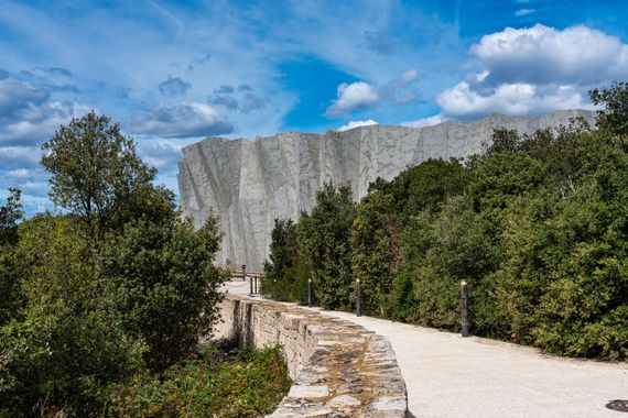 Chemin menant à la grotte Chauvet