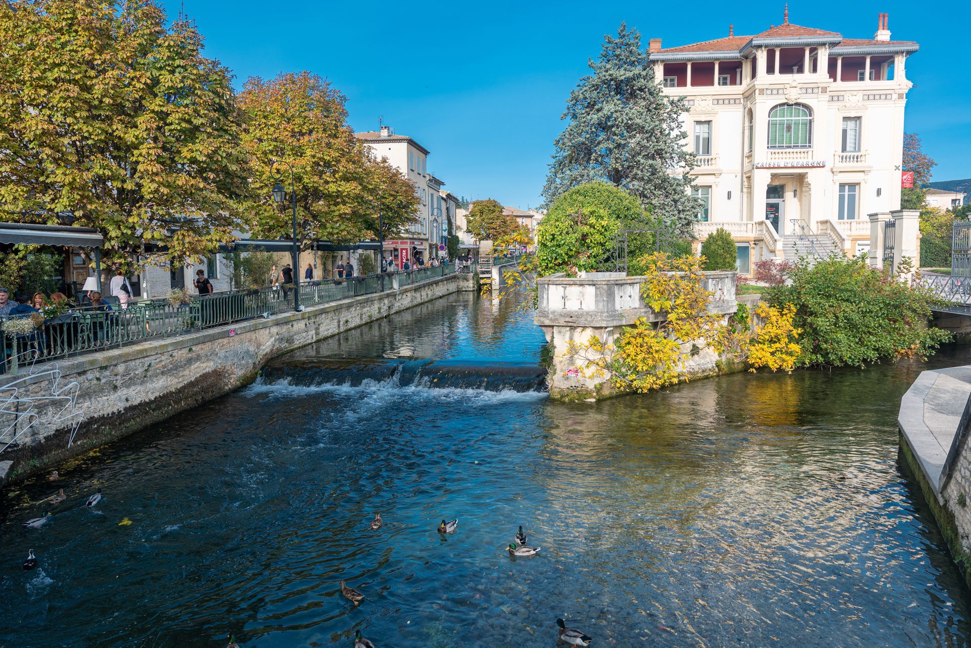 Une rivière traversant la ville de L’Isle-sur-la-Sorgue