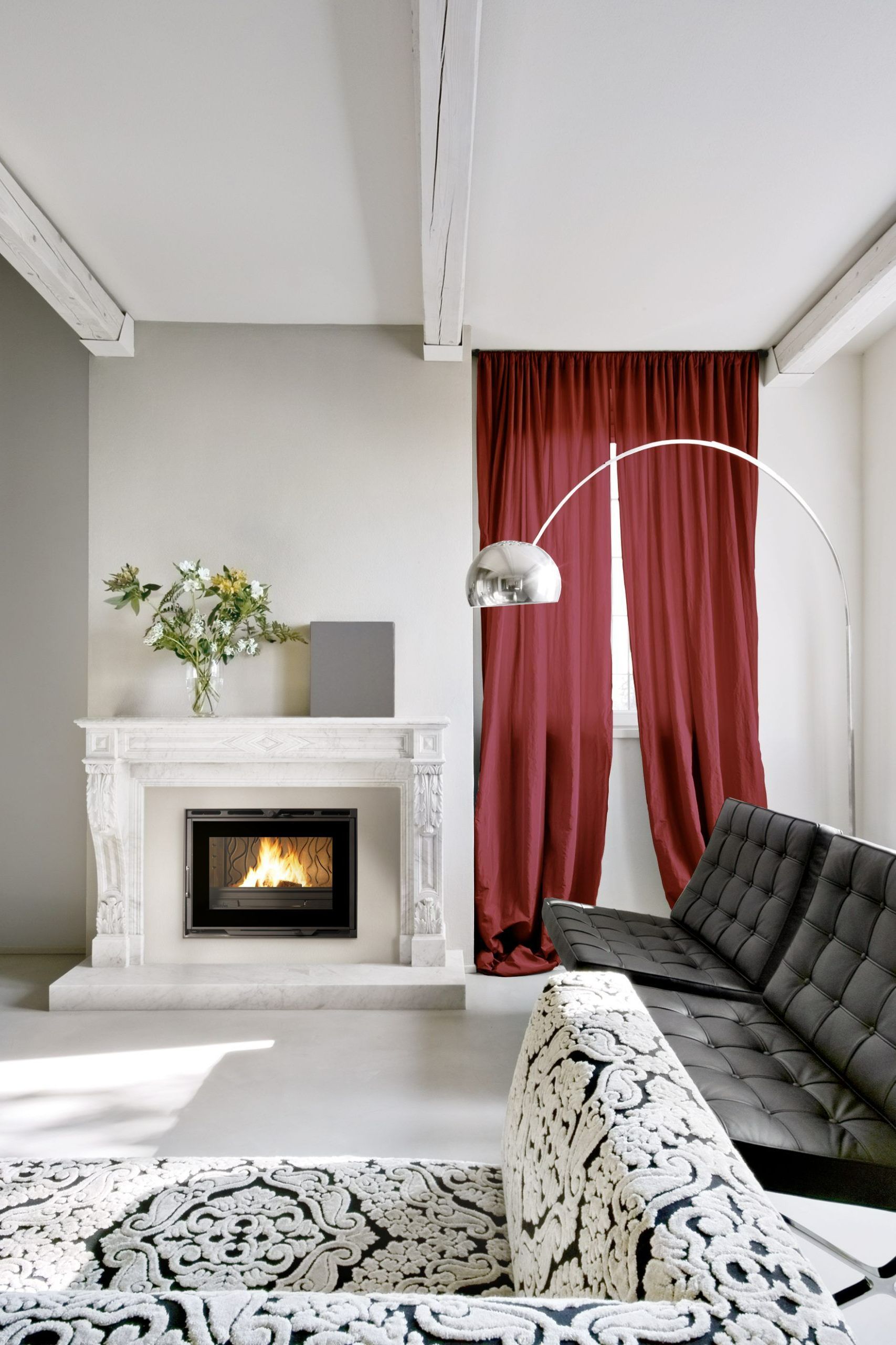 Canapé blanc et cheminée