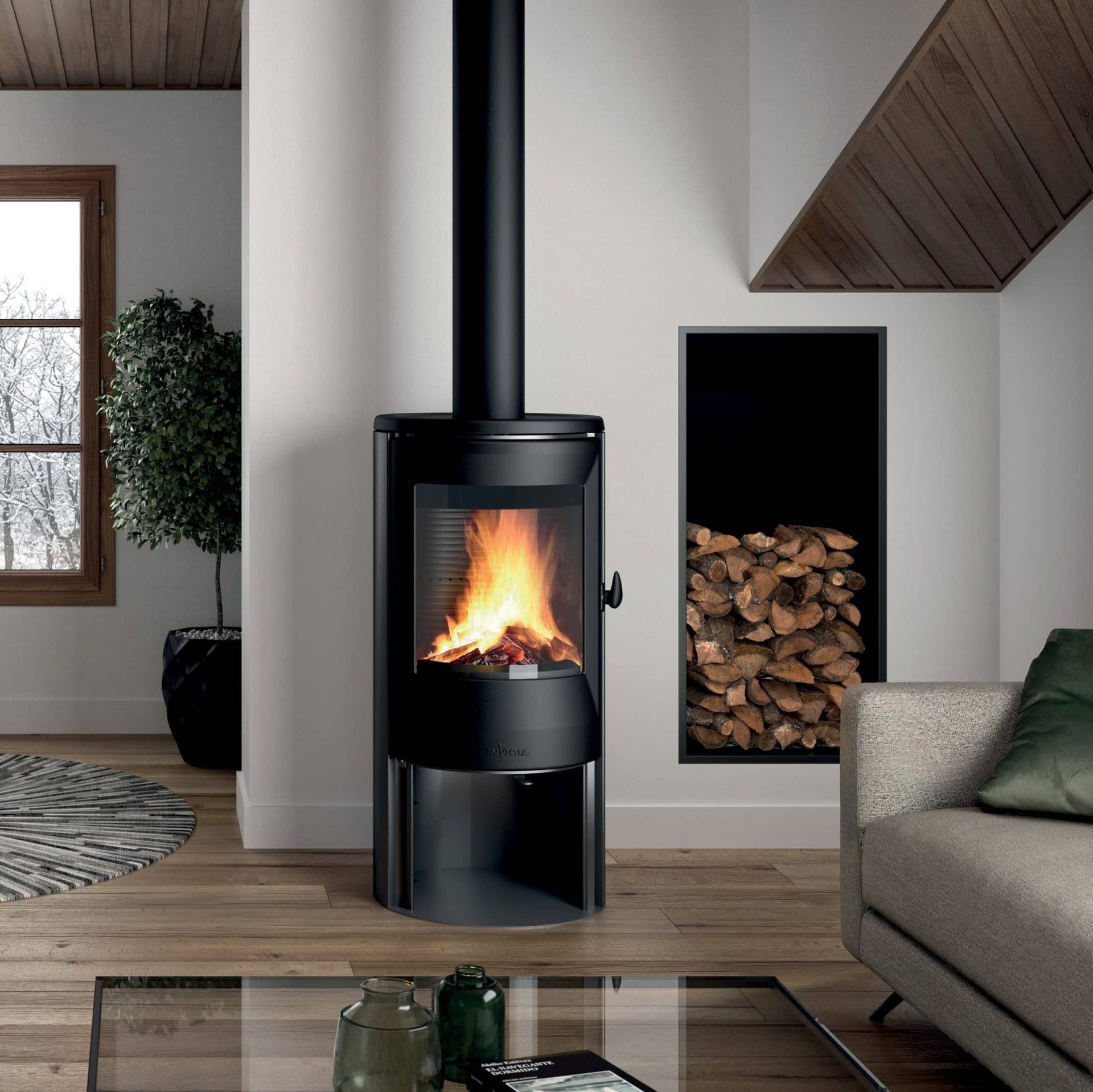 Un poêle à bois dans un salon avec du parquet