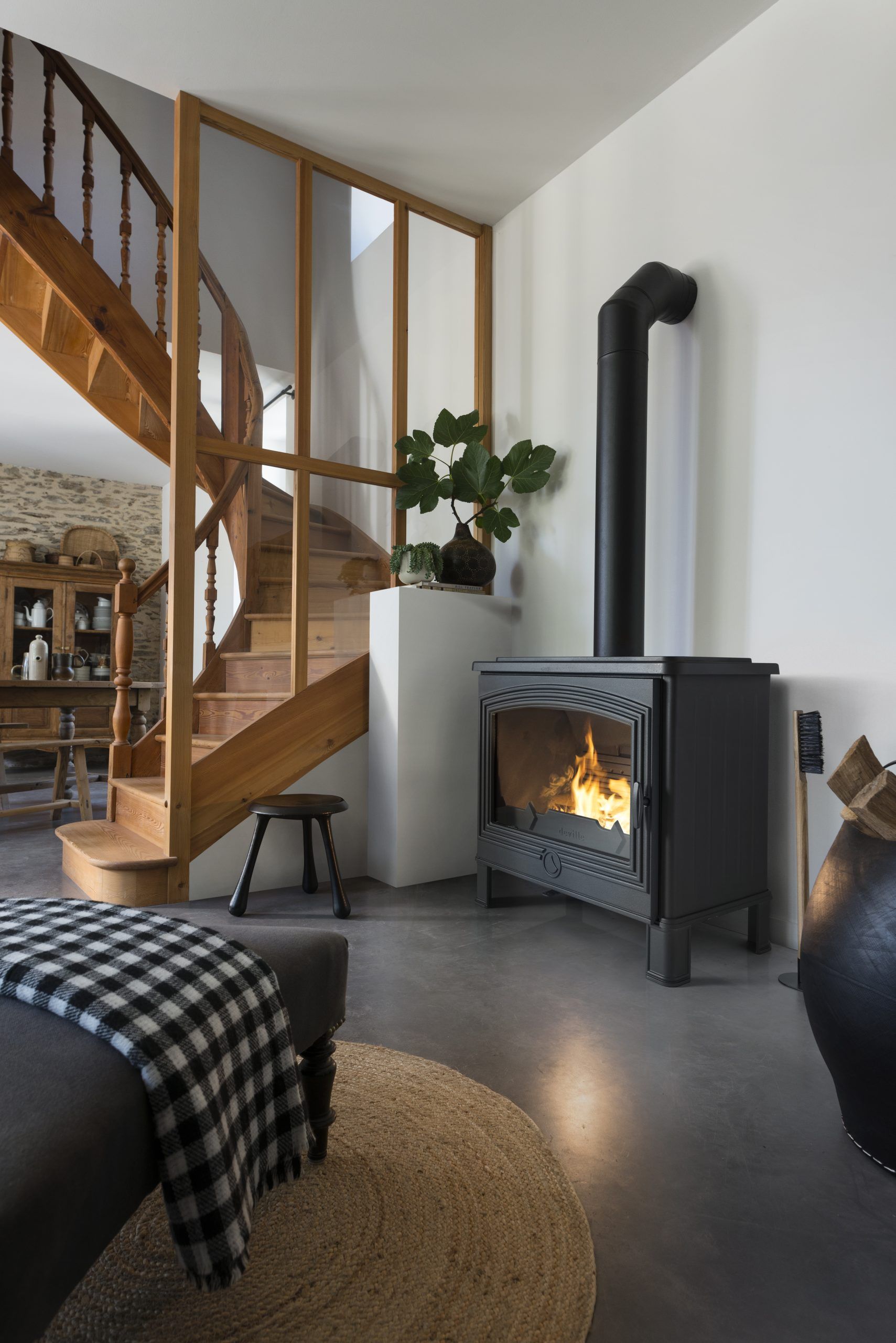 Un poêle à bois et un escalier en bois