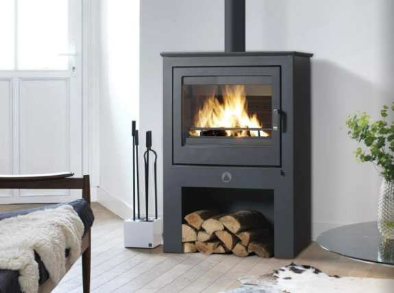 Des flammes dans un insert et des bûches