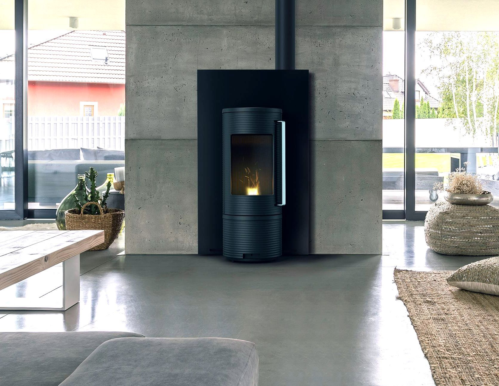 Un poêle contre un mur en pierre