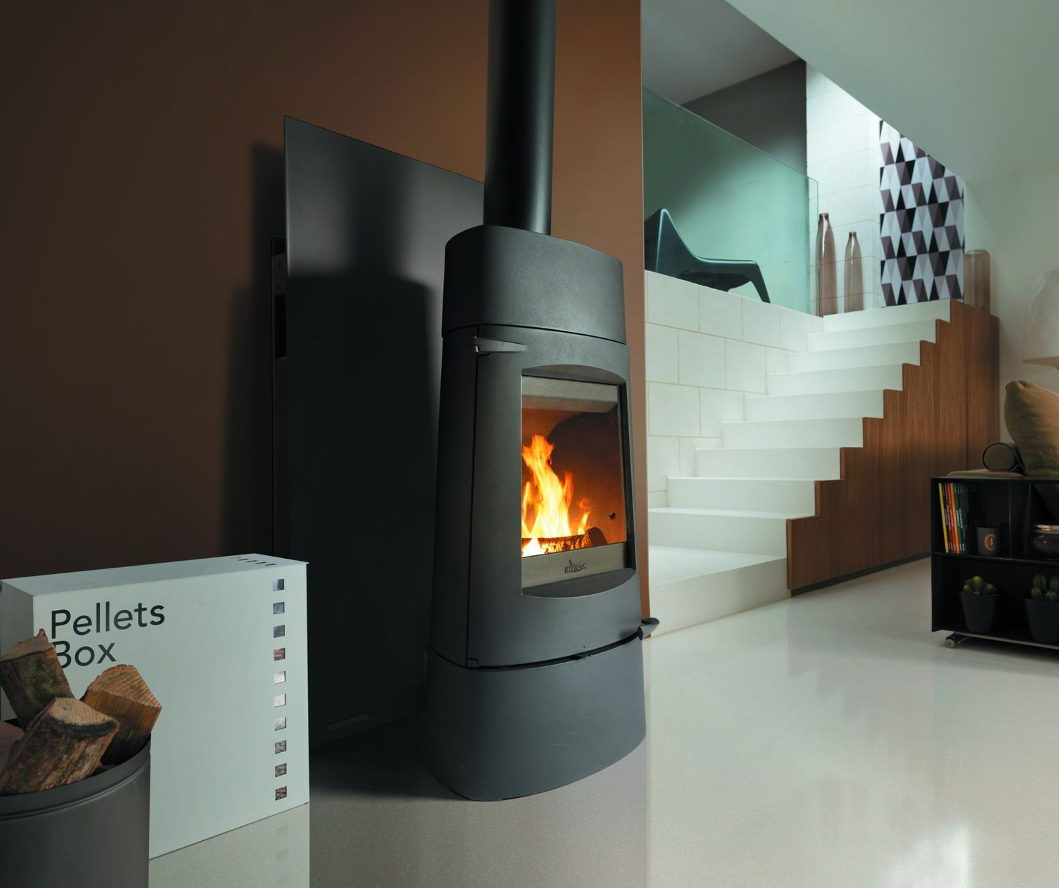Un poêle à pellets contre un mur marron
