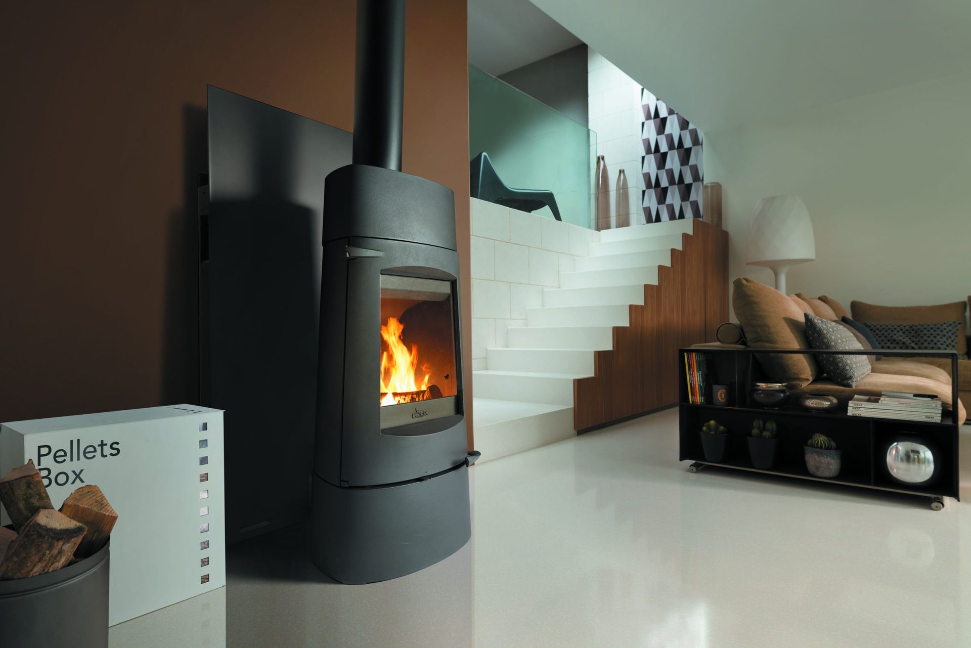 Boîte à granulés à côté d'un poêle