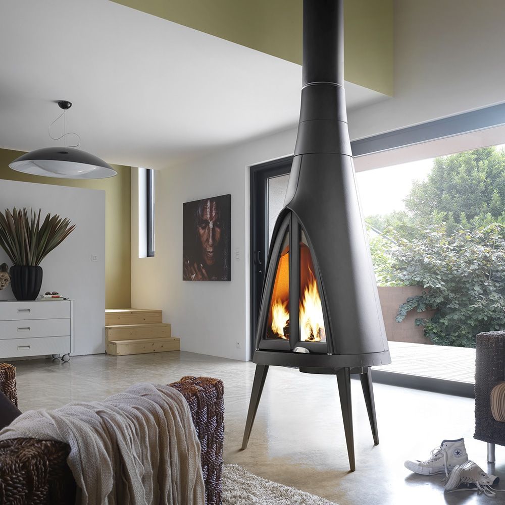 Poêle conique allumé sur pied