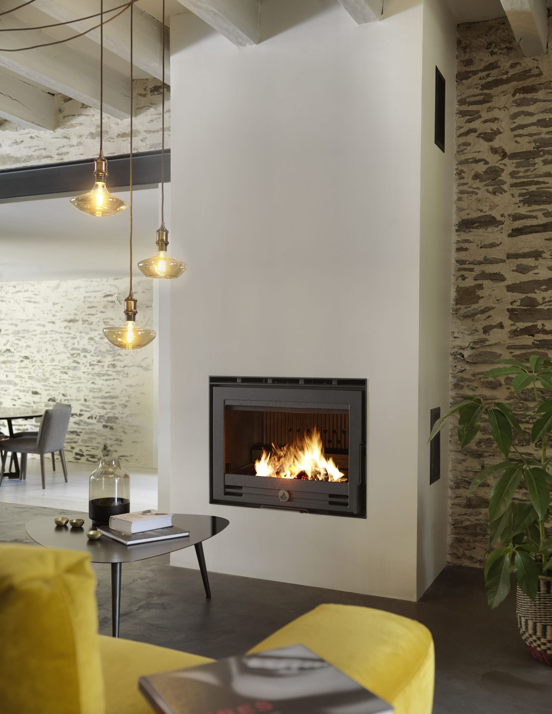 Une pièce de vie et un insert de cheminée