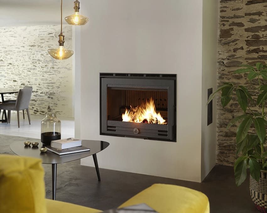 Une cheminée blanche de type VERMEIL65