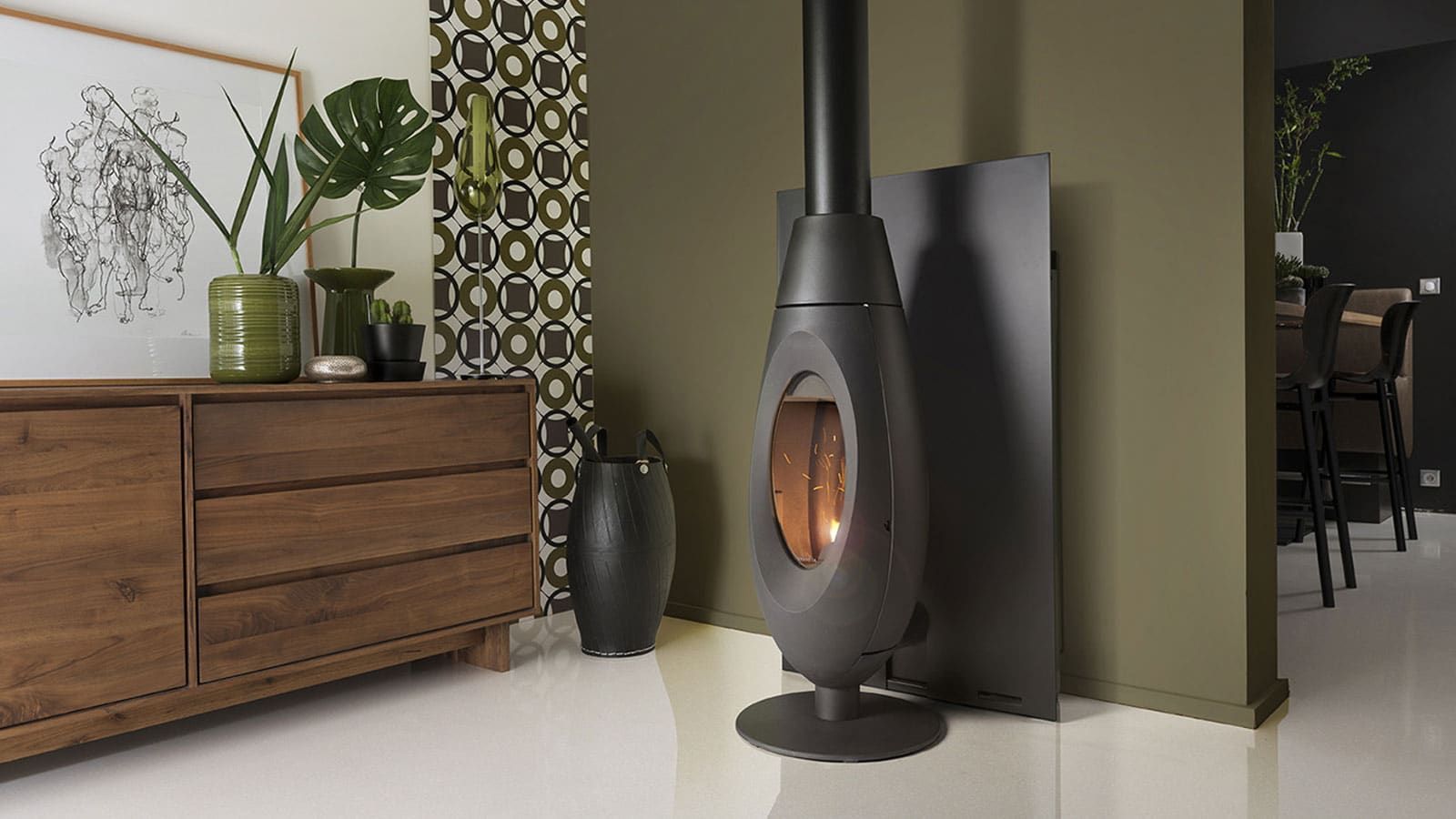 Un poêle allumé de la marque Invicta