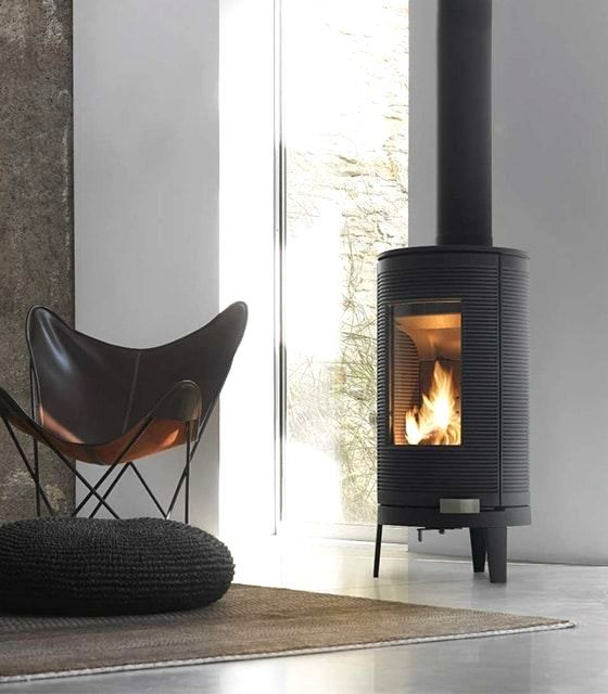 Une chaise et un poêle