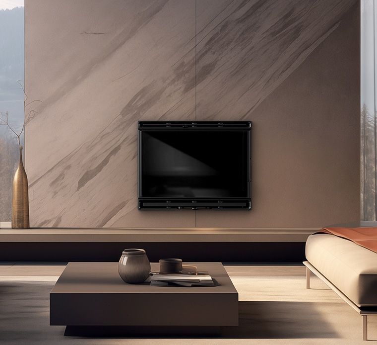 Un mur en marbre et un insert de cheminée