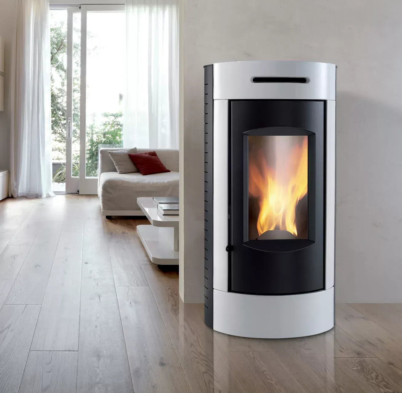 Du feu dans un poêle blanc