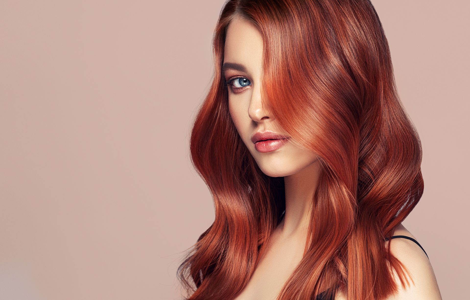 Une belle jeune femme aux longs cheveux roux et brillants.