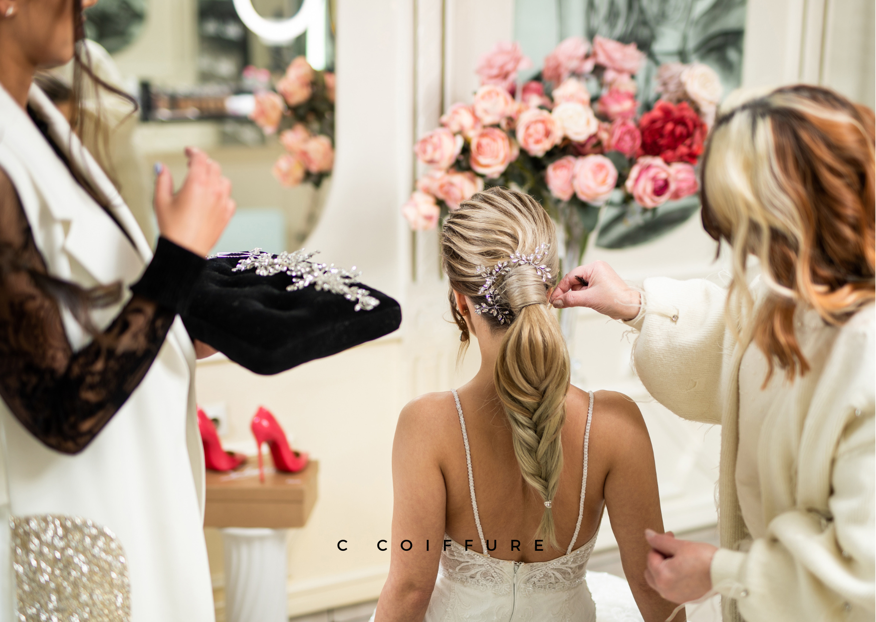 Une jeune femme se fait coiffer pour son mariage.