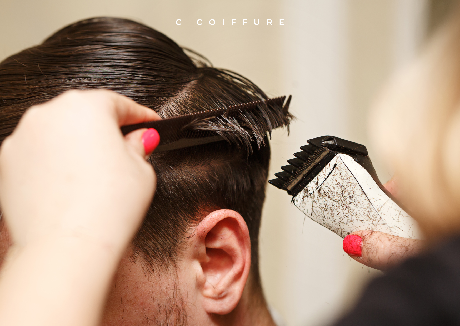 Coiffeur utilisant un peigne et une tondeuse pour couper les cheveux d'un client.