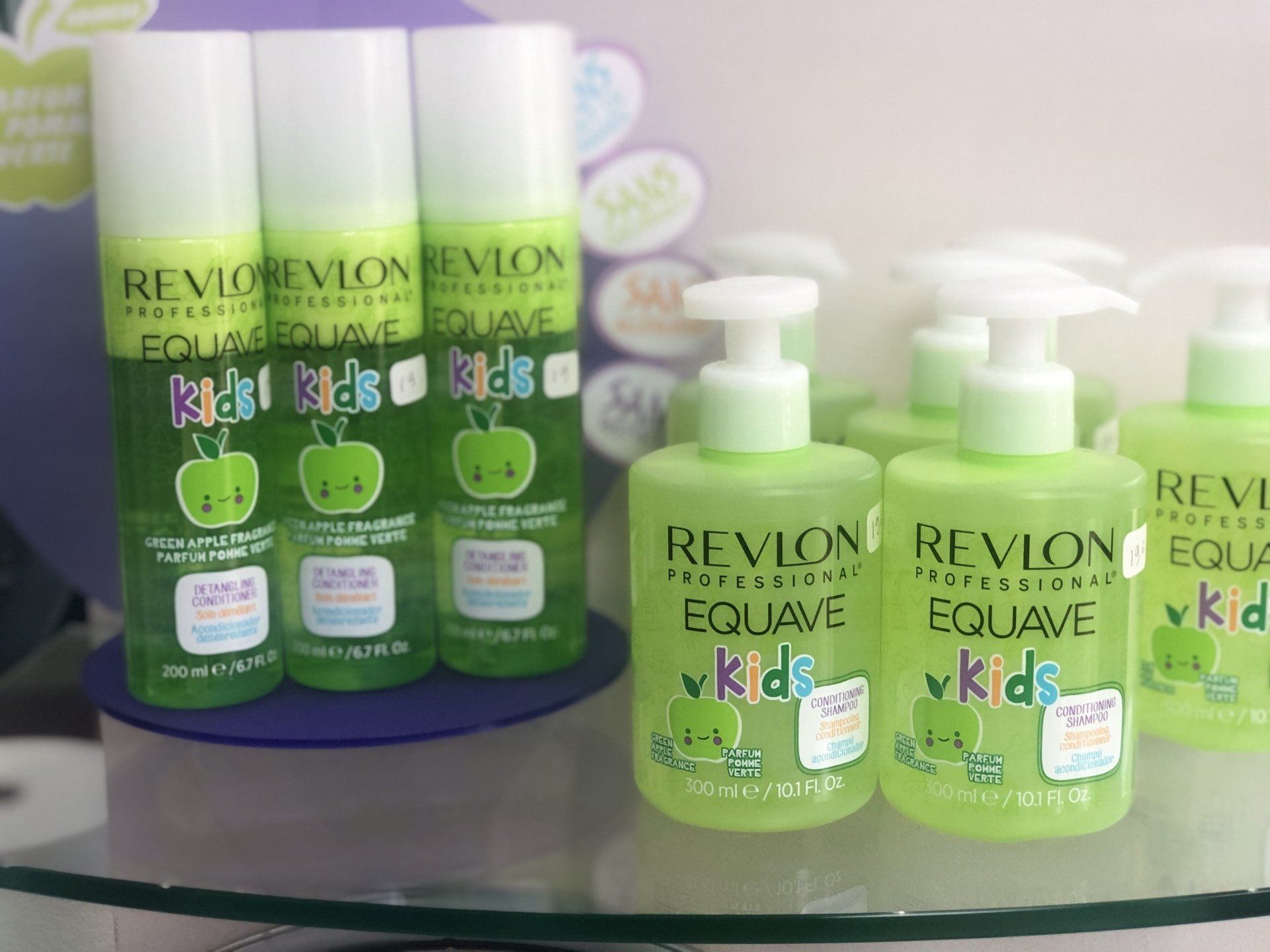 Produits capillaires pour enfants Revlon Equave, en flacons verts, sur une étagère.