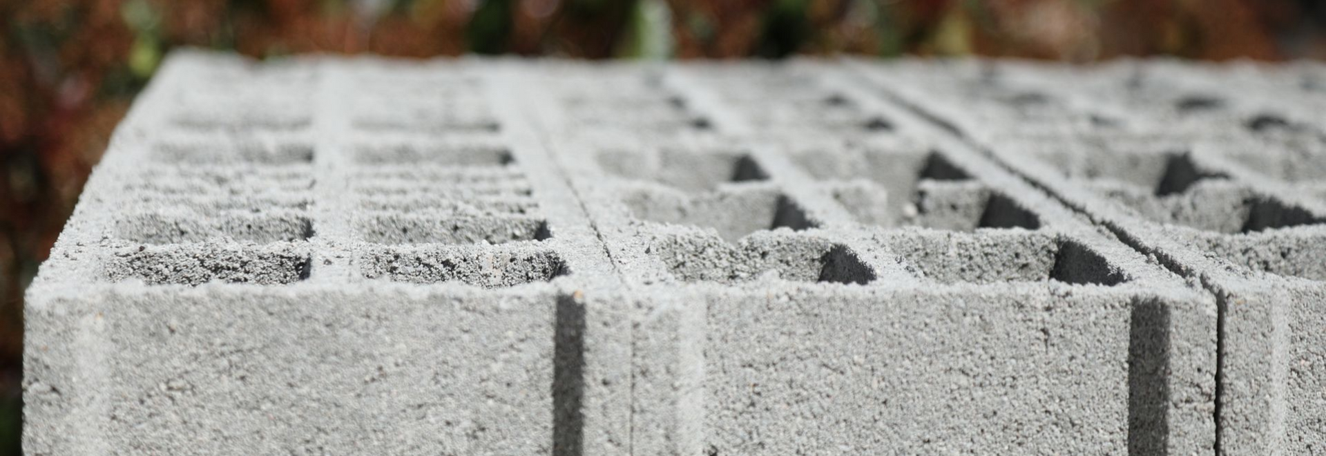 Couverture et fenêtres de toit Gros plan de blocs de béton gris avec des ouvertures rectangulaires empilés les uns sur les autres à l'extérieur.