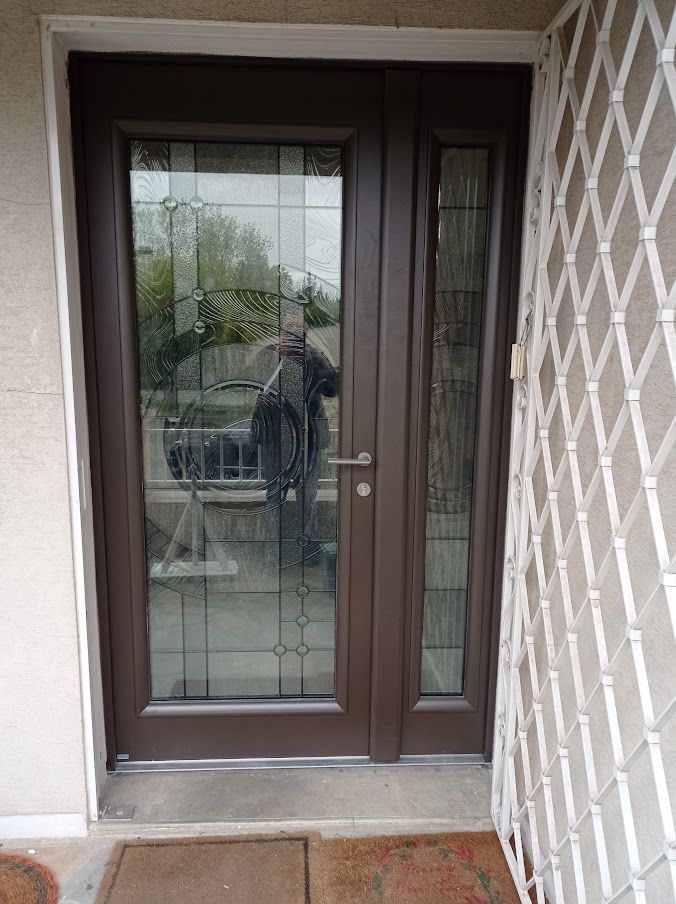 Portail Portail en bois, brun rougeâtre, avec piliers en pierre ; entrée d'une allée de maison.