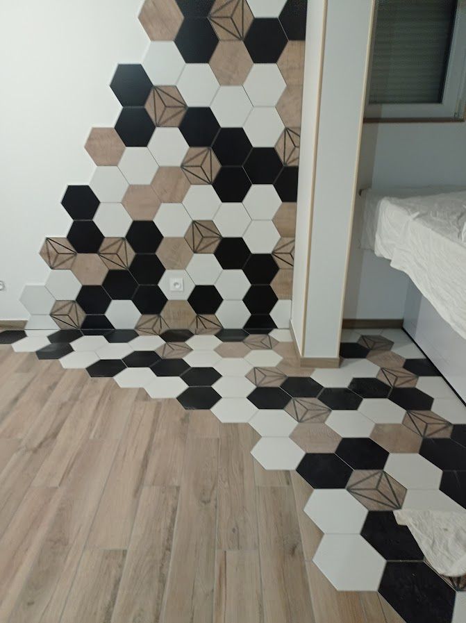 Pose de carrelage et dallage Gros plan de carreaux de pierre rectangulaires beige clair sur une surface.