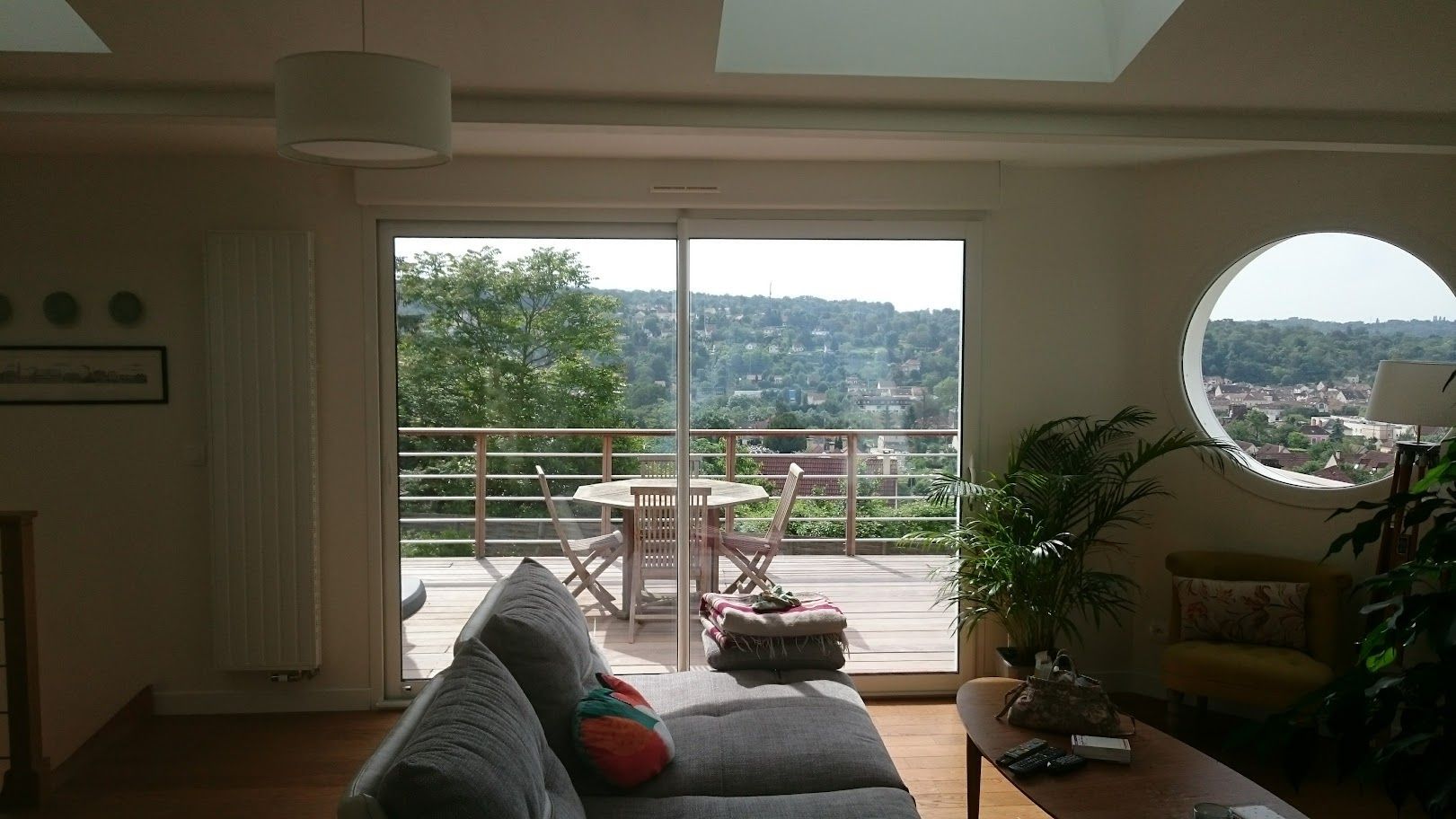 Un salon confortable avec un canapé face à une porte coulissante en verre.