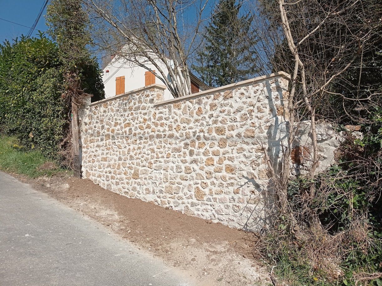 Un échafaudage se dresse devant un bâtiment en pierre.