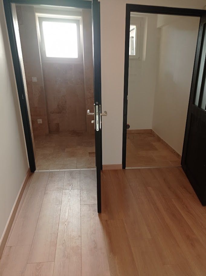 Pose de parquet et travertins.