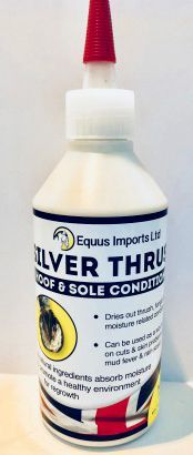 Une bouteille de revitalisant pour sabots et semelles Silver Thru est posée sur une table.