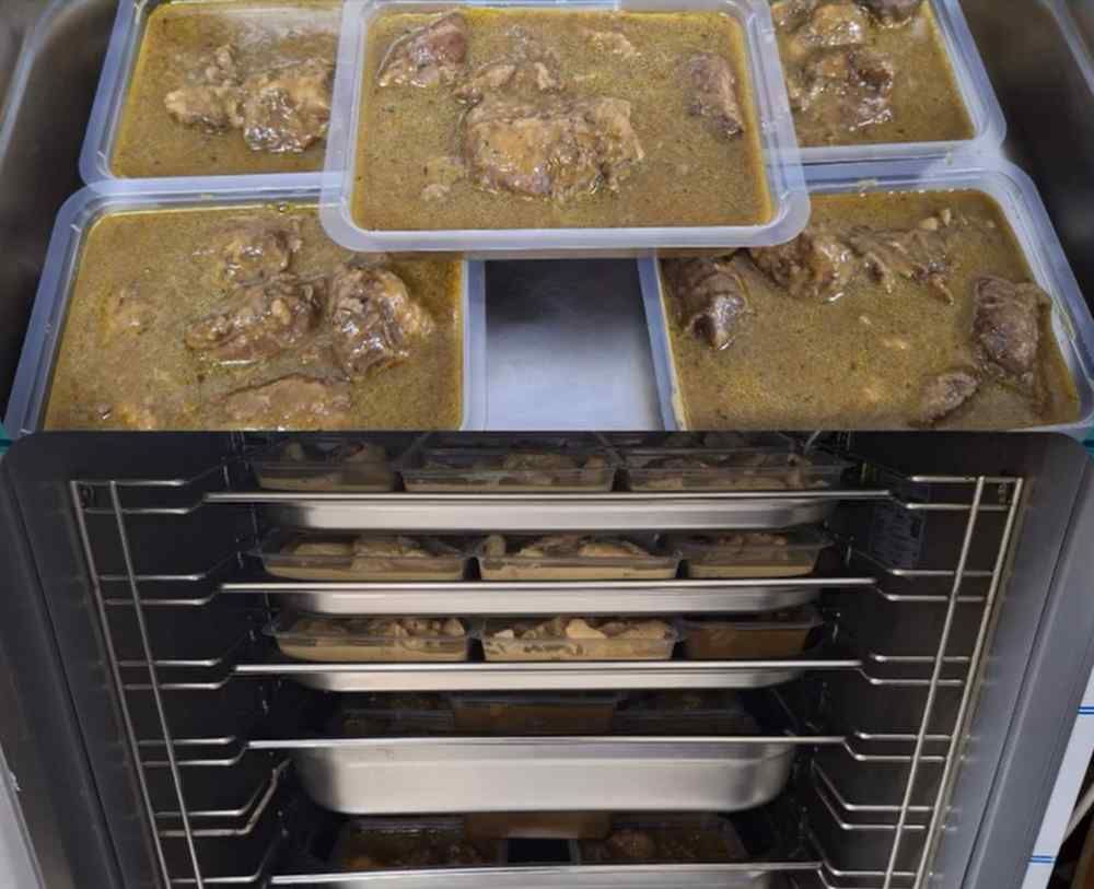 Platos de comida: fiambres, quesos, aperitivos, aceitunas y pan.