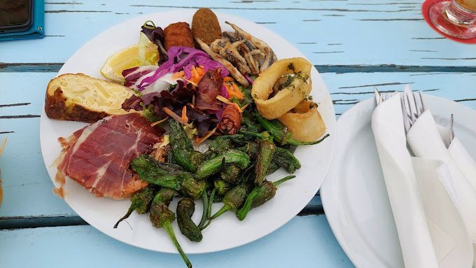 Un plato de comida con carne y verduras en una mesa.