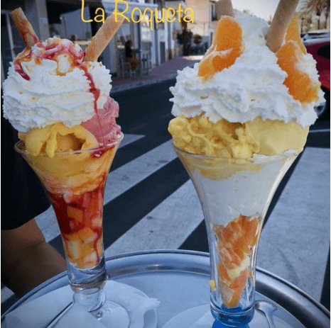 Dos tazas de helado en una bandeja con la palabra la roqueta en el fondo.