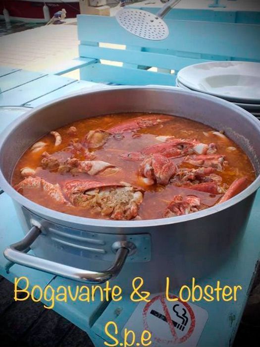Una olla de bogavante y sopa de langosta sobre una mesa