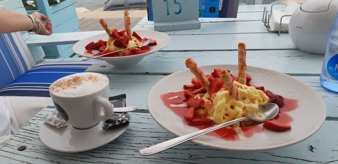 Dos platos de comida y una taza de café en una mesa.