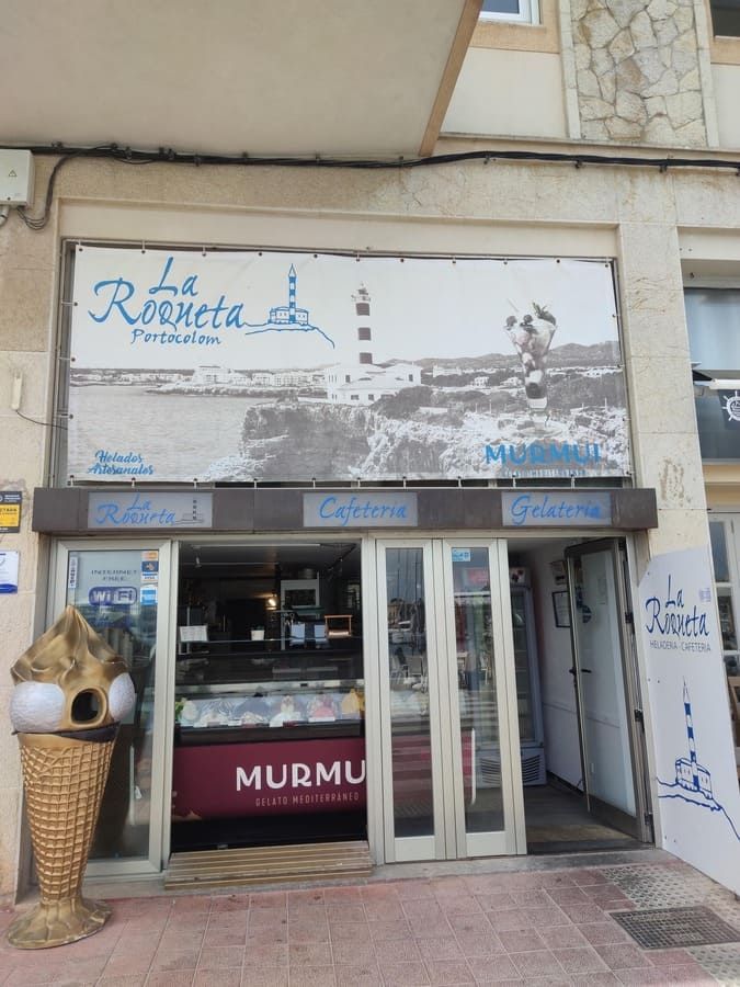 Un escaparate con un cartel que dice la rocheta