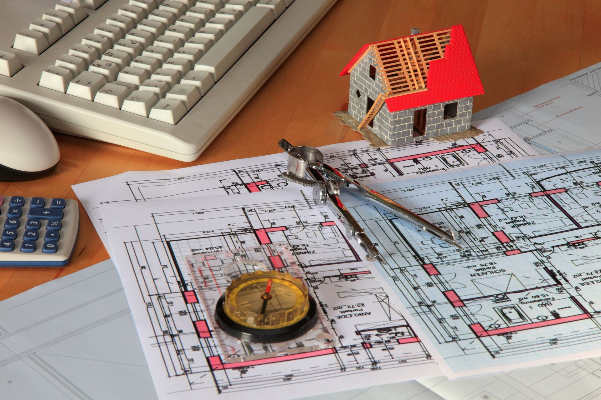 Un plan 2D, un compas et une boussole posés sur une table