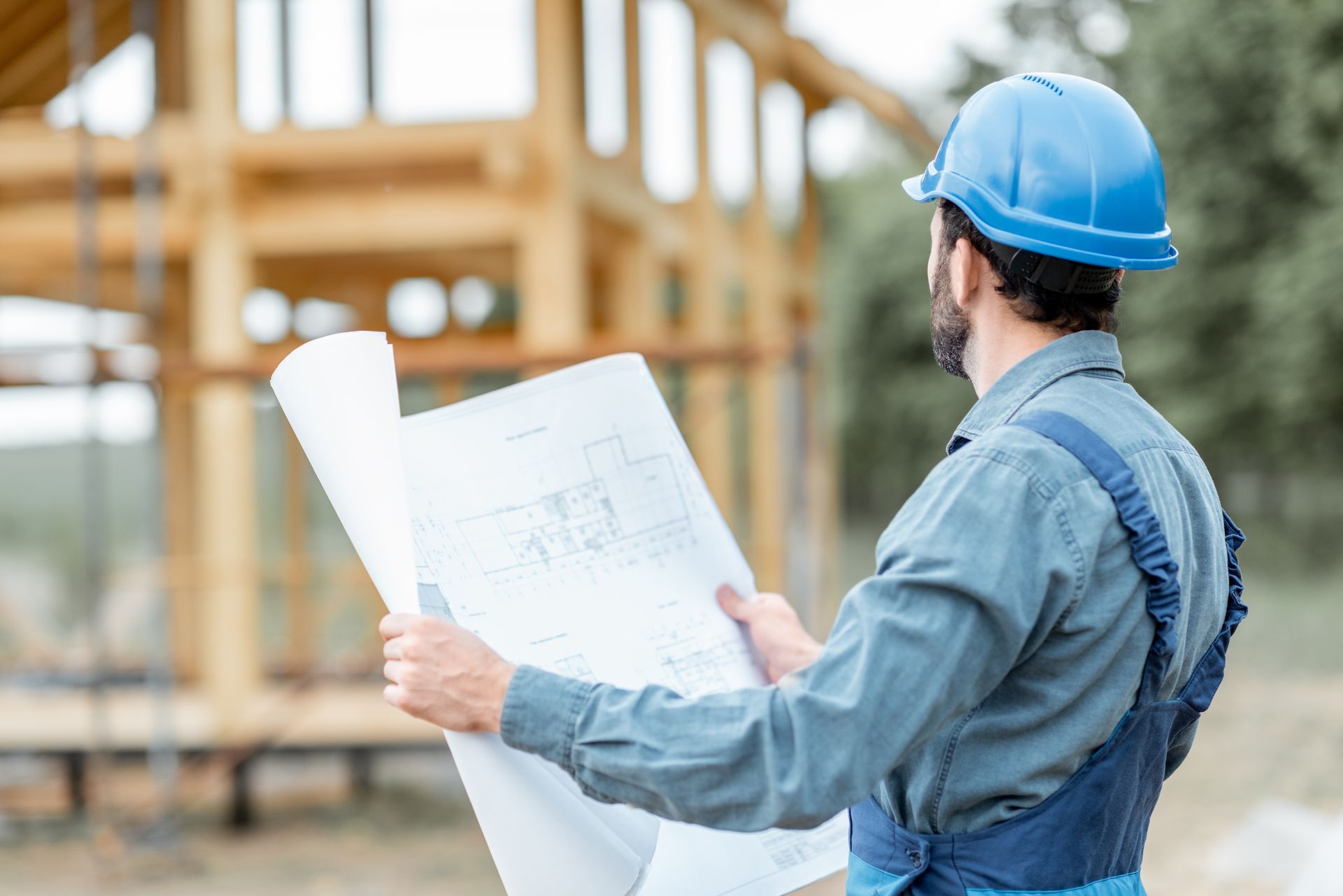 Un homme qui aide au chantier