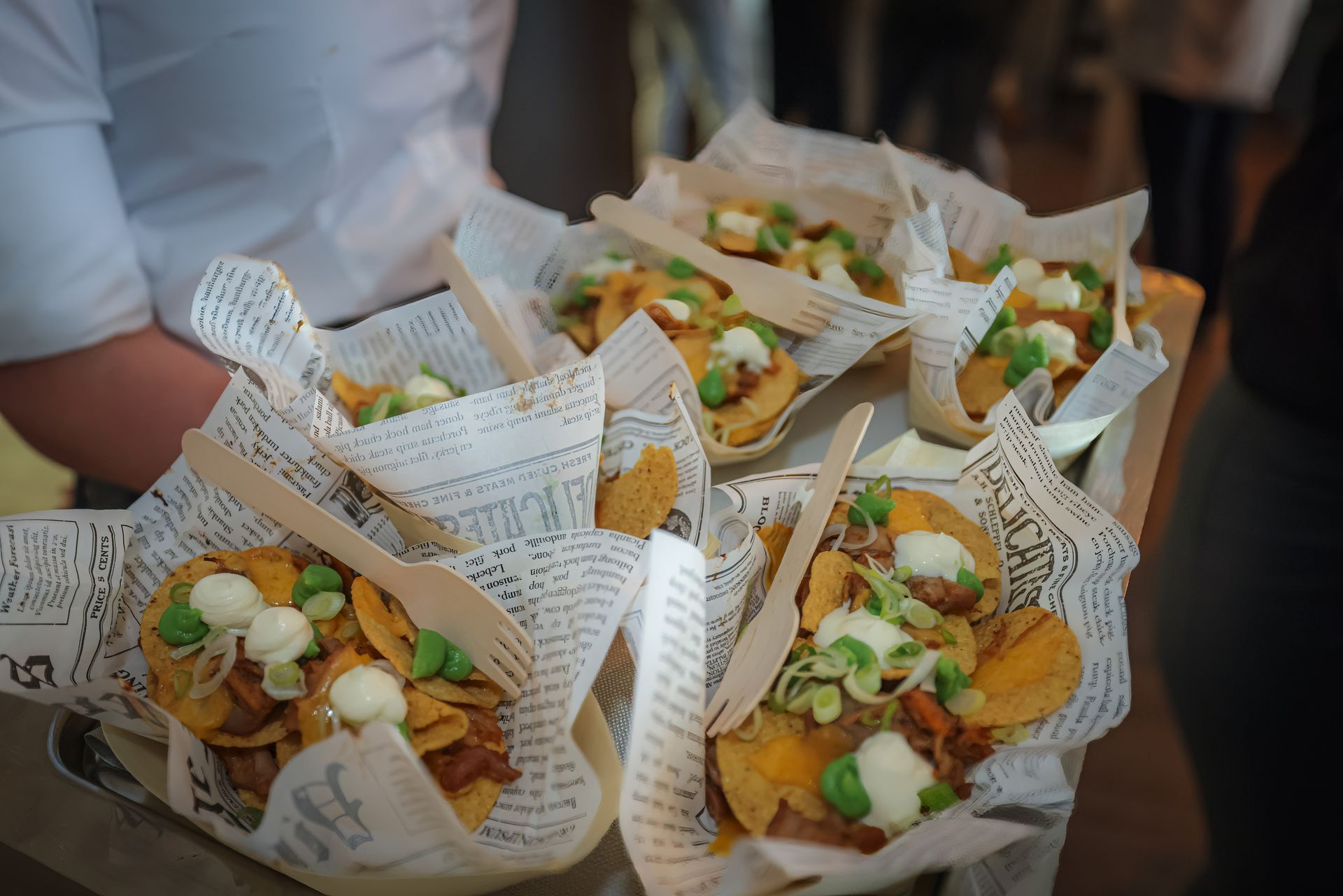Herfstbomen met gele en oranje bladeren op een bosbodem bedekt met gevallen bladeren.
