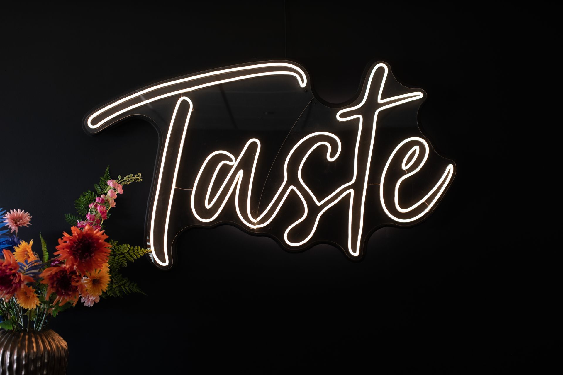 Op een neonbord staat 