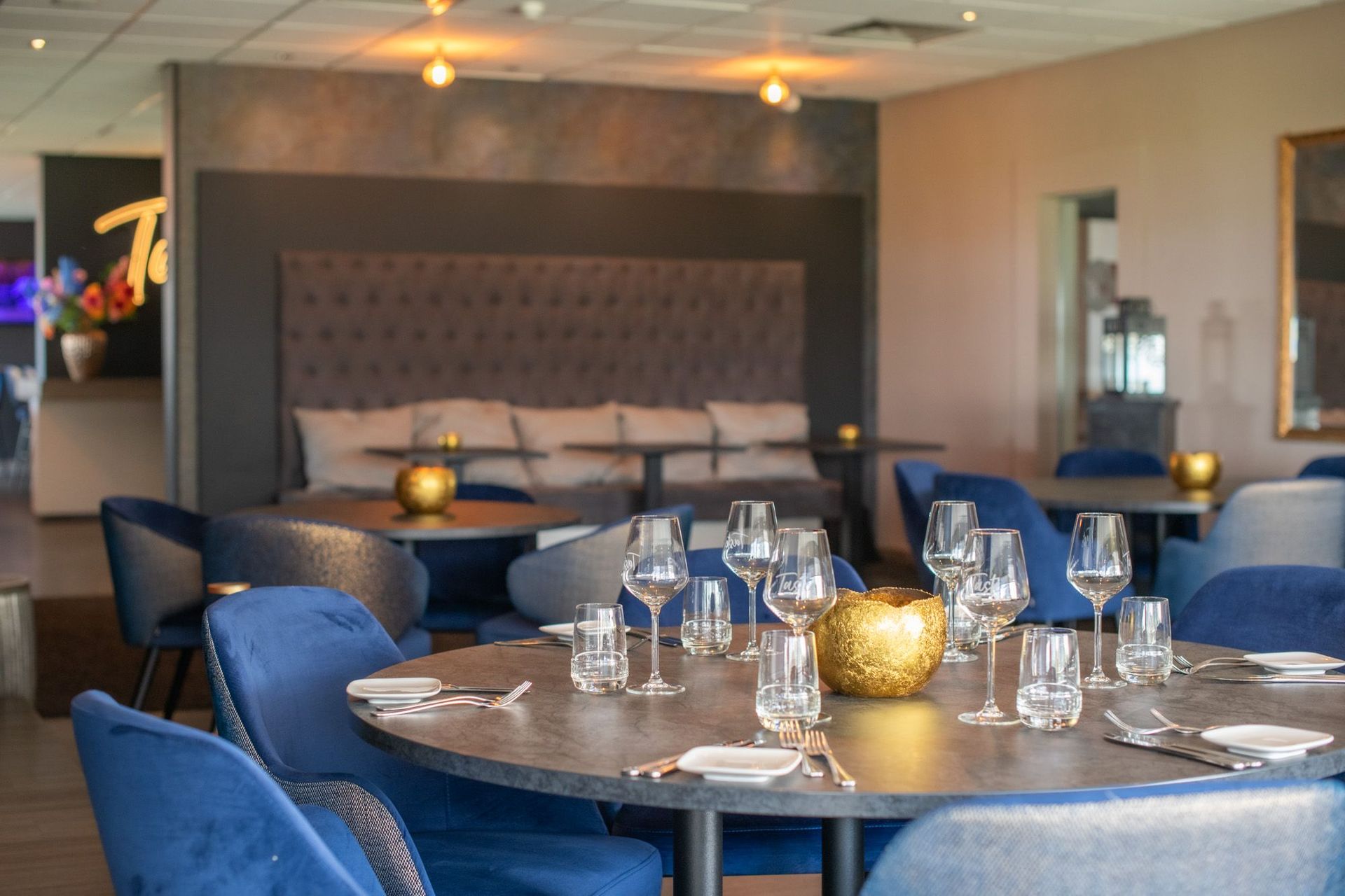 Een restaurant met tafels en stoelen die klaar staan voor een maaltijd.