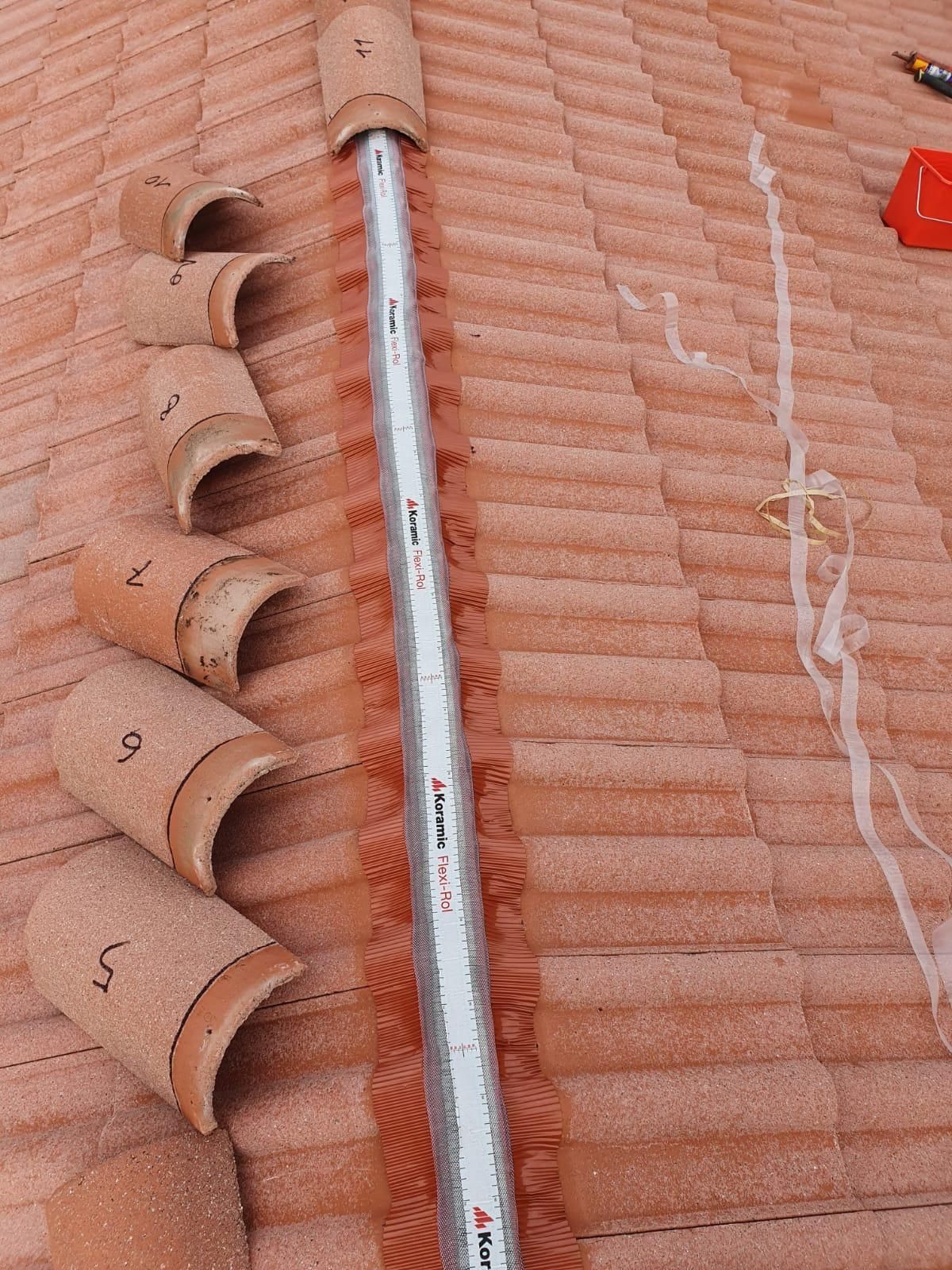 Le faîtage d'une toiture.