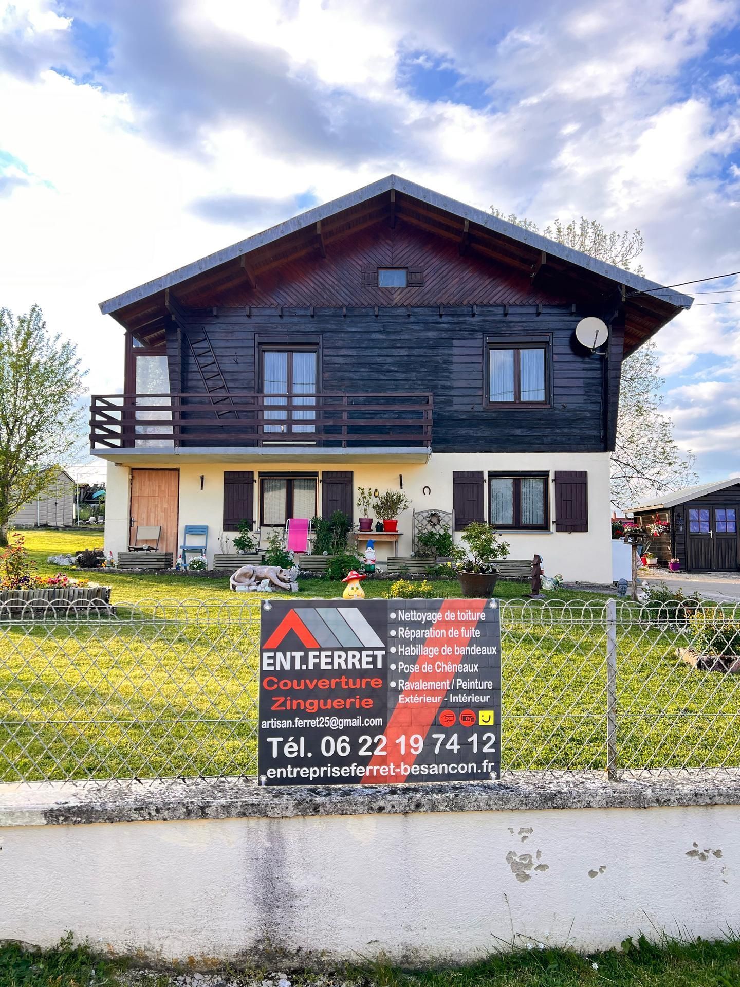 Le panneau Entreprise Feret devant une maison.