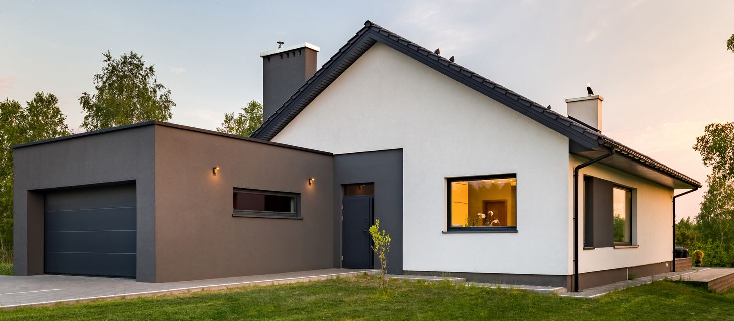 Une maison et un garage noir.