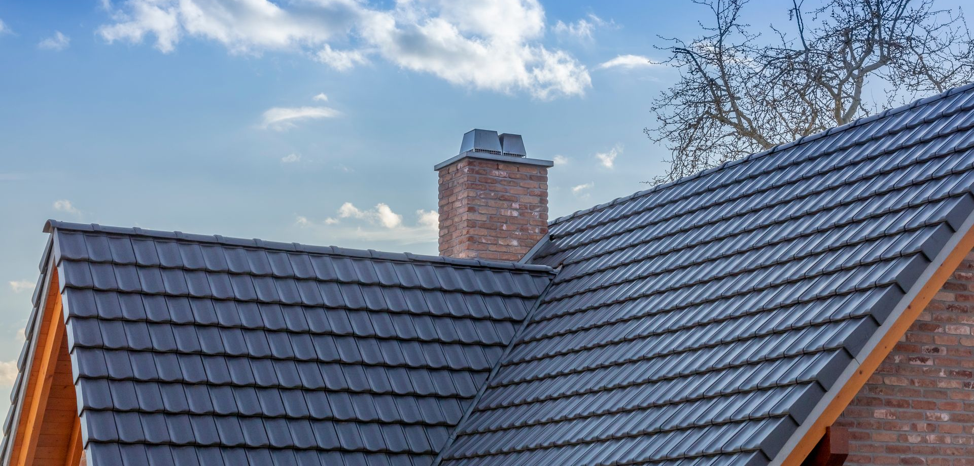 Une cheminée de toit et le ciel.