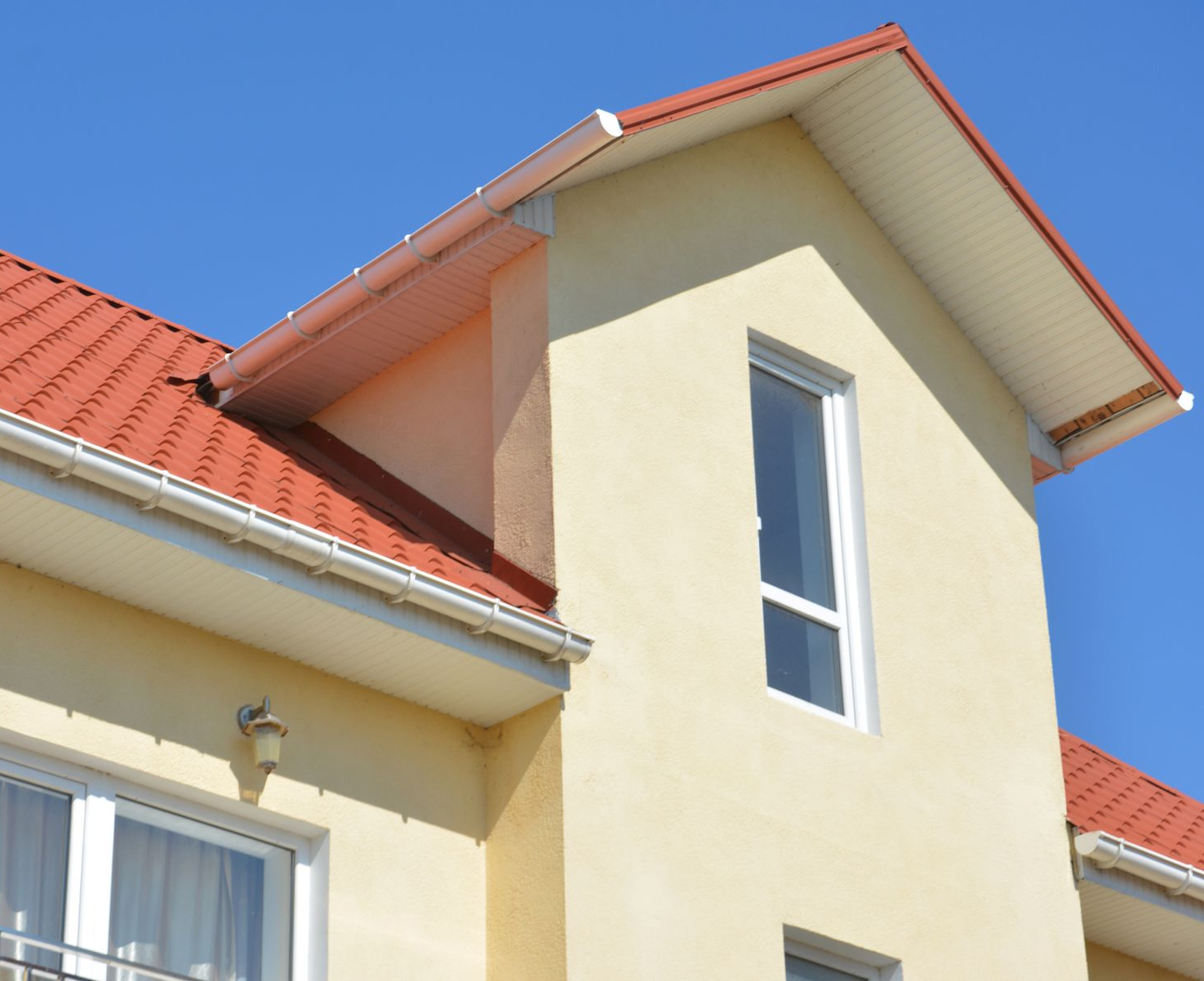 Une façade avec une fenêtre étroite.