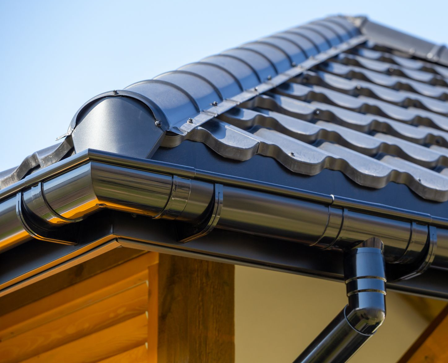 Une gouttière noire.