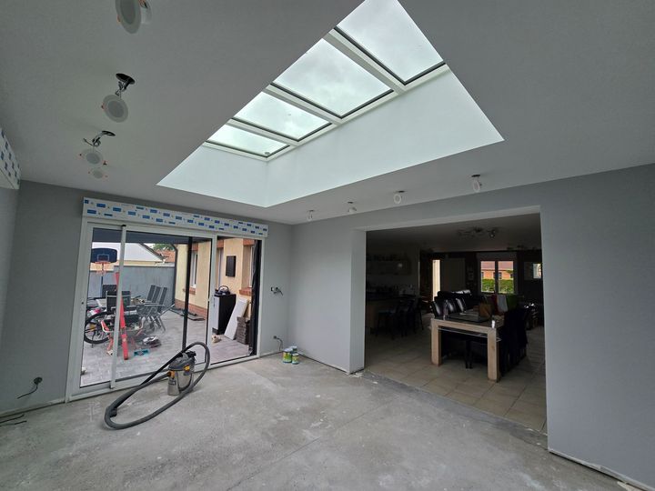 Des travaux de plâtrerie dans la pièce principale