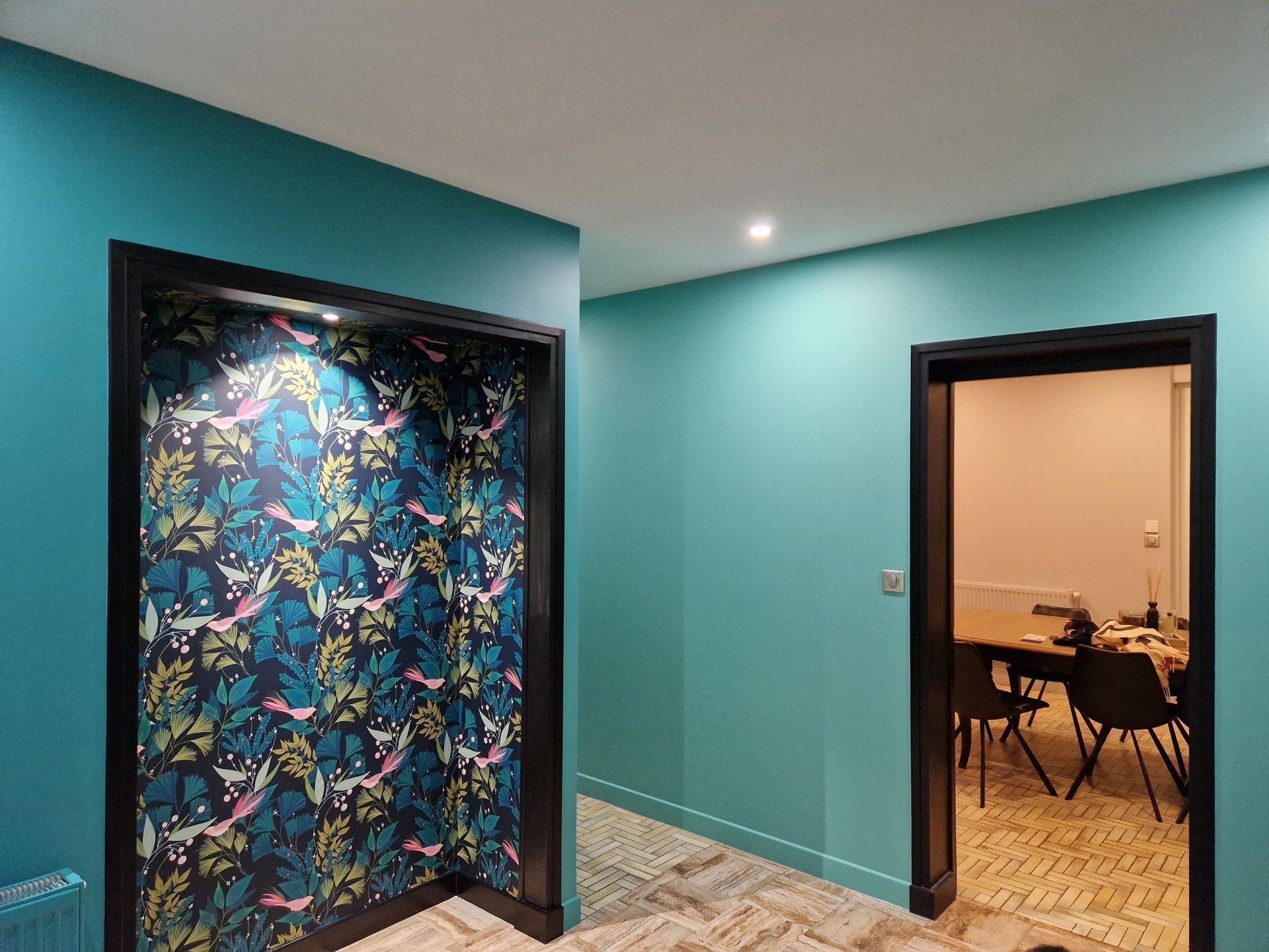 Travaux de peinture en cours sur des murs intérieurs