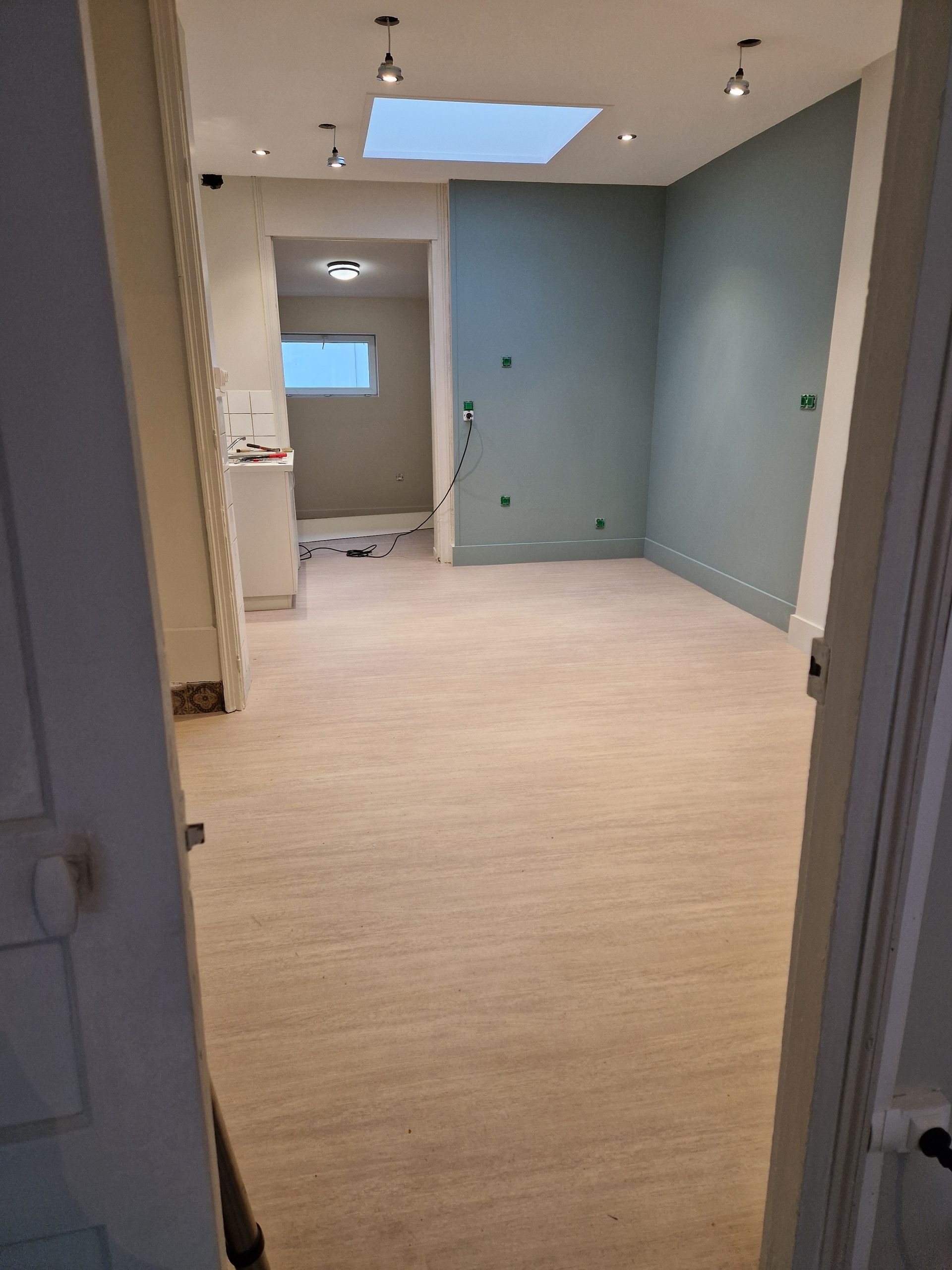 Fixation d'un parquet flottant dans une chambre