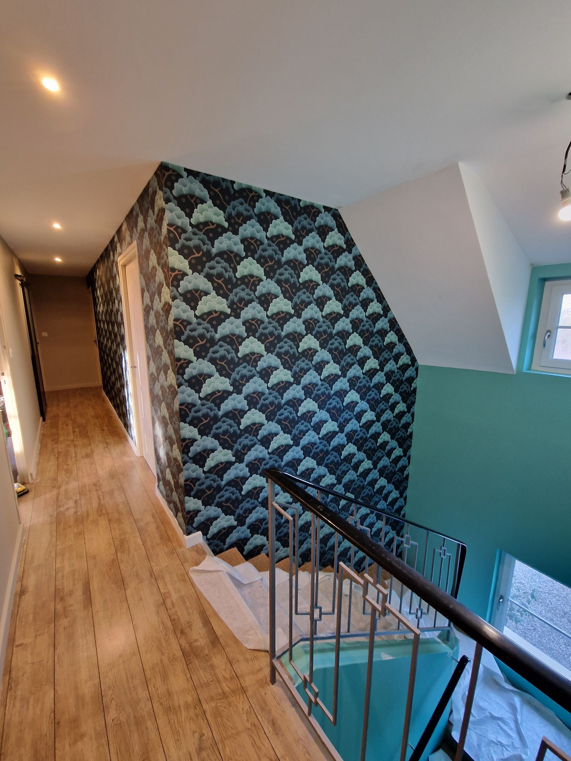 Travaux de peinture sur les murs intérieurs d'une habitation