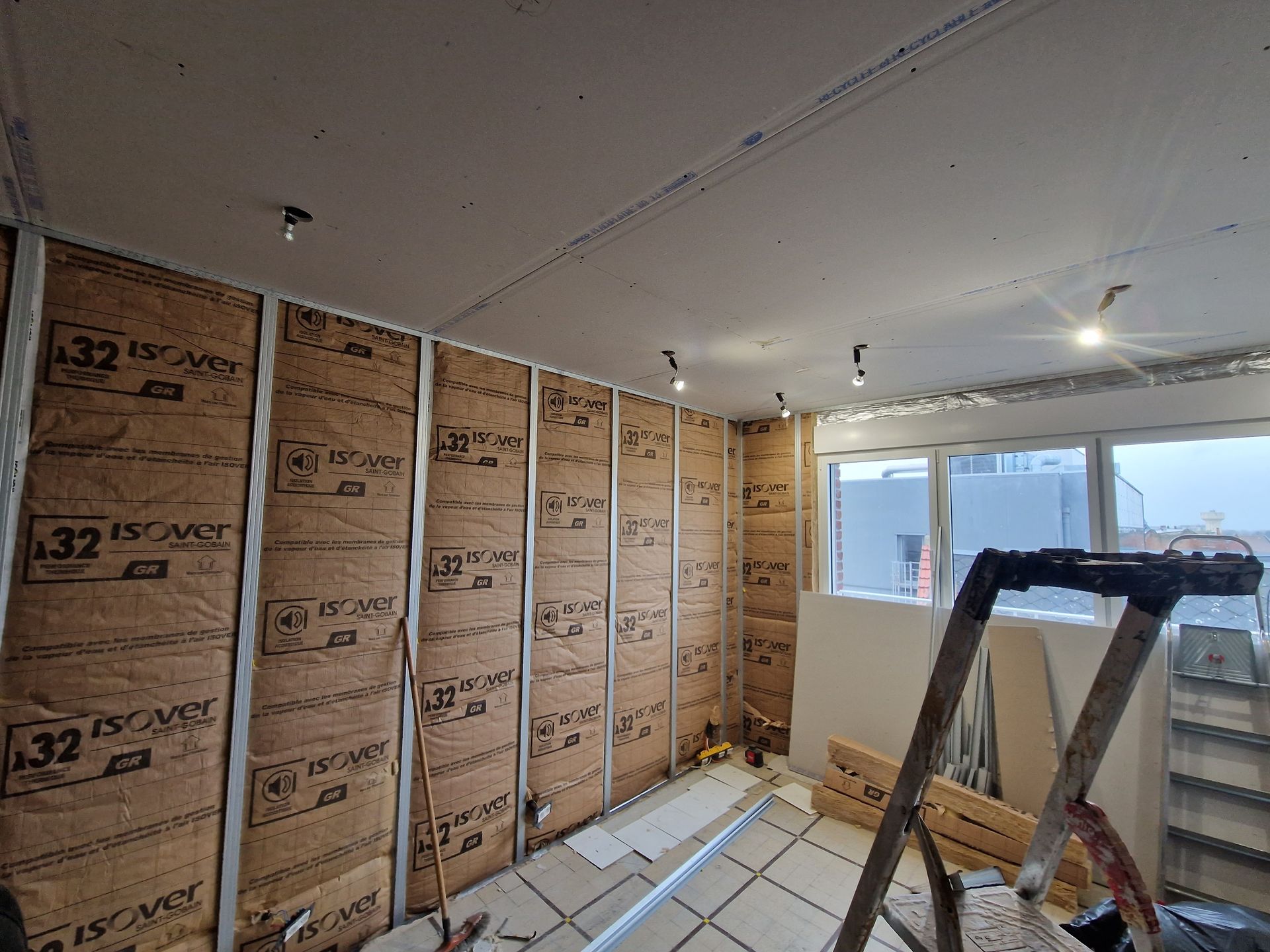 Installation d'ossatures métalliques pour l'isolant