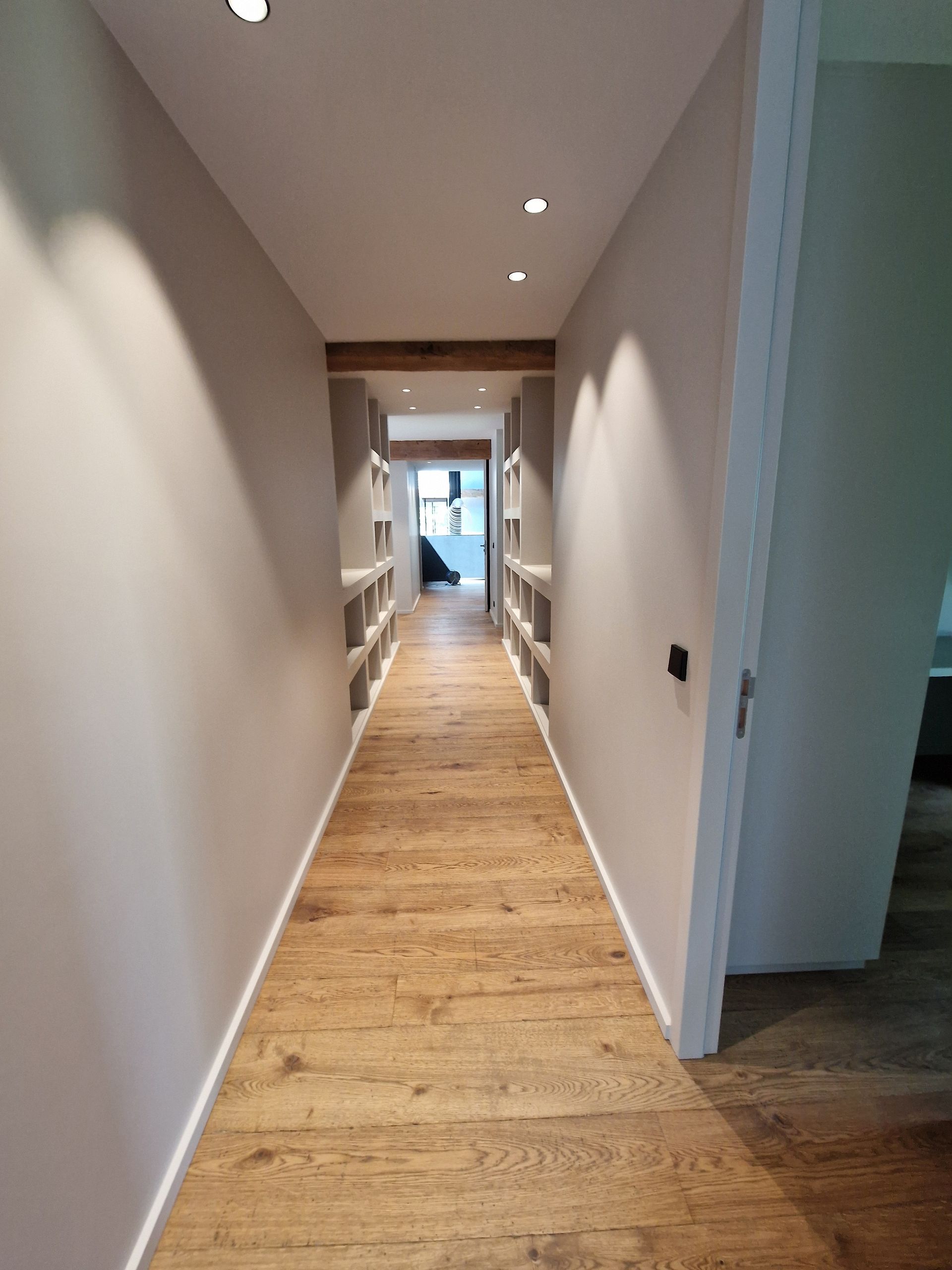 Pose d'un parquet dans le couloir